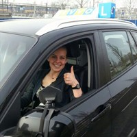 Geslaagde leerling van Autorijschool RVVO achter het stuur van de lesauto